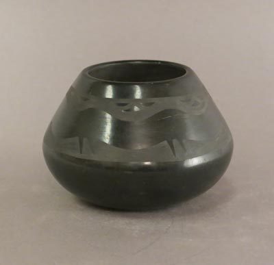 San Ildefonso Blackware Bowl by Juanita Gonzalez details San Ildefonso Blackware Bowl by Juanita Gonzalez
